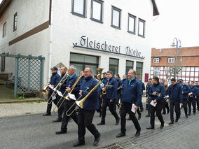 Allerseelen mit Segnung der Gräber auf dem Friedhof in Naumburg (© Karl-Franz Thiede)